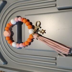 Wristlet in silicone and wood beads with tassel, lobster claw clasp and starfish